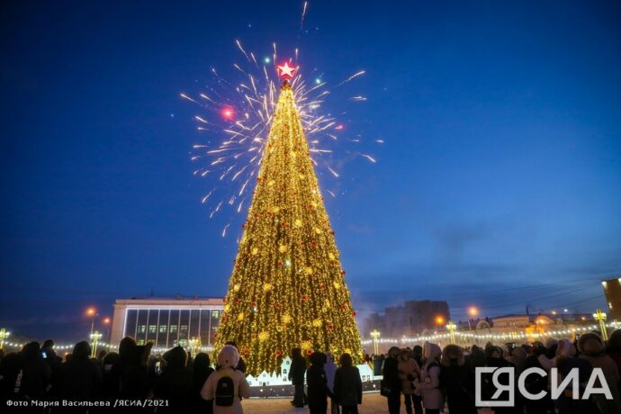 В Якутске зажглись огни первой новогодней елки страны