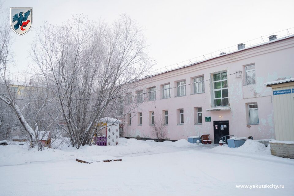 Воспитанникам Центра «Берегиня» Якутска передали мягкие игрушки и теплые вещи
