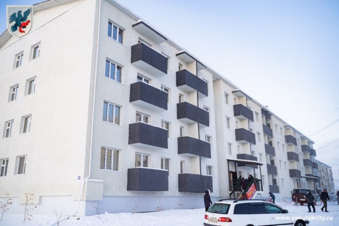 В Якутске дети-сироты и переселенцы из аварийного жилья получили ключи от новых квартир