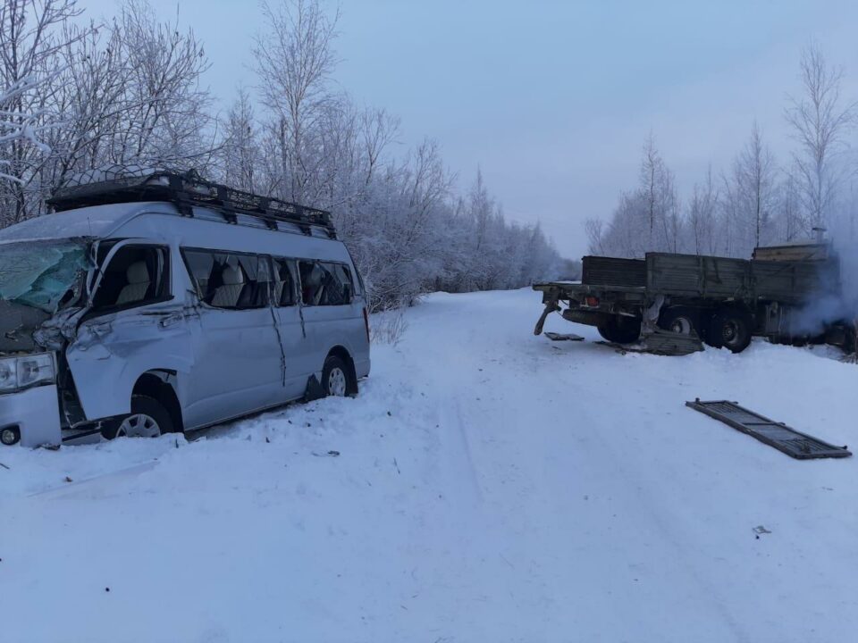 В Нюрбинском районе Якутии столкнулись КамАЗ и микроавтобус