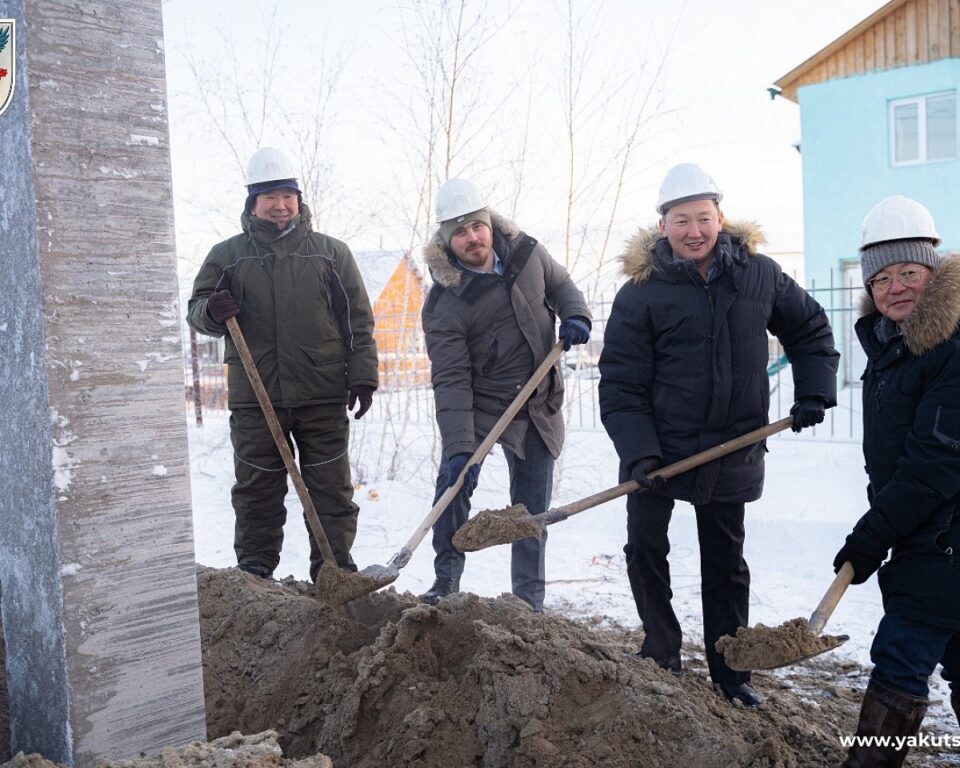 В селе Пригородный Якутска забили первую сваю для строительства школьного пристроя