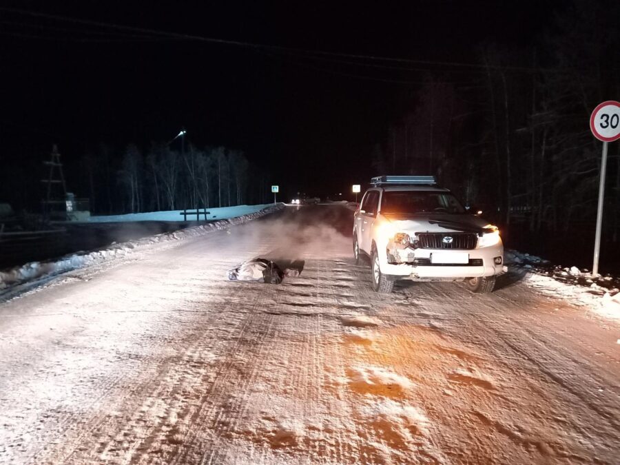В Вилюйском районе Якутии под колесами автомобиля погибла женщина