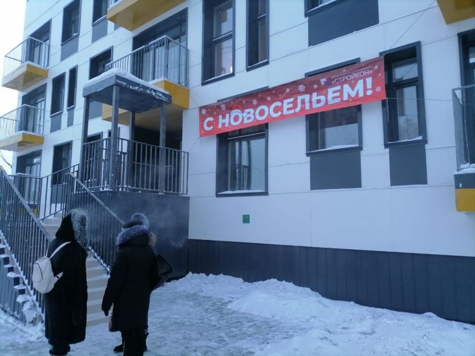 Ключи от квартир в новом каменном доме вручили в посёлке Усть-Нера Якутии