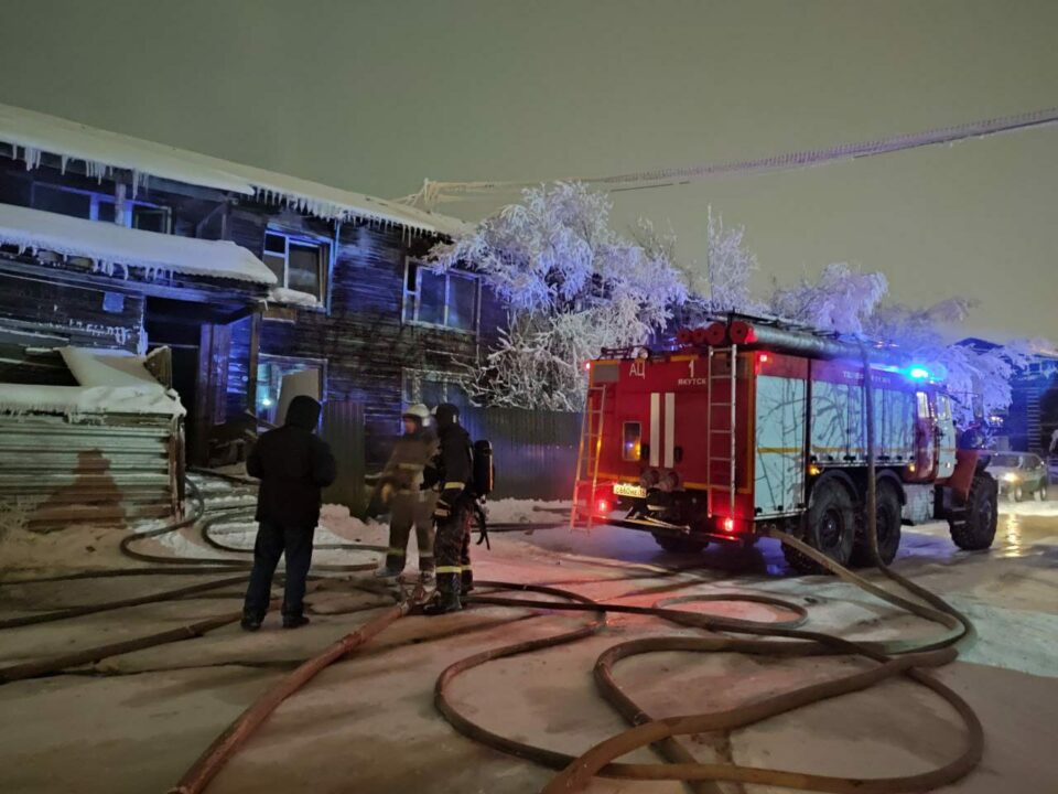 Пять человек спасли и тринадцать эвакуировали при пожаре в жилом доме в Якутске