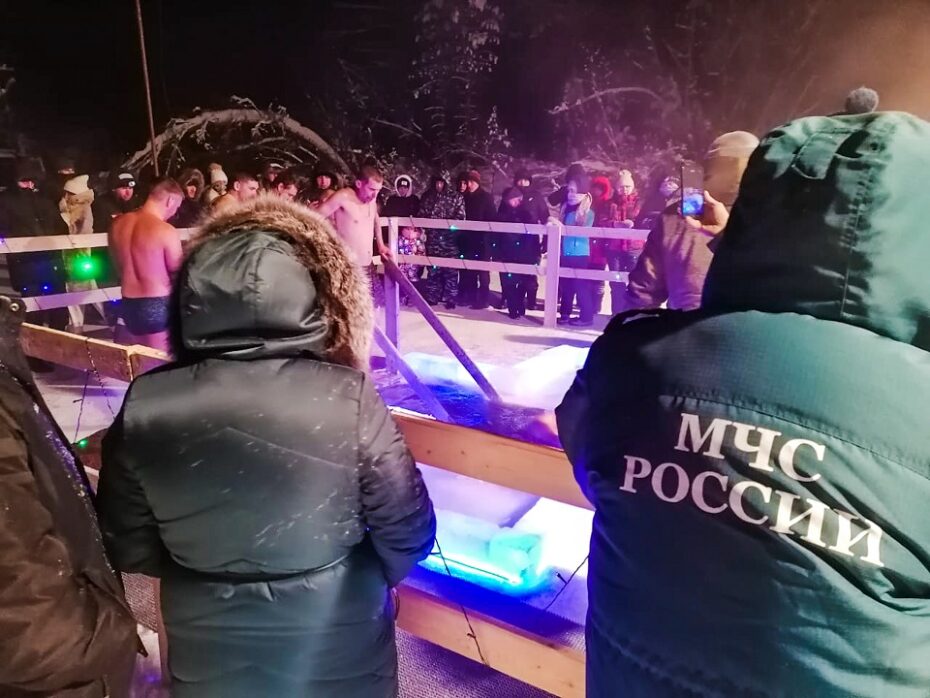 Спасатели обеспечивают безопасность в местах проведения Крещенских купаний в Якутии