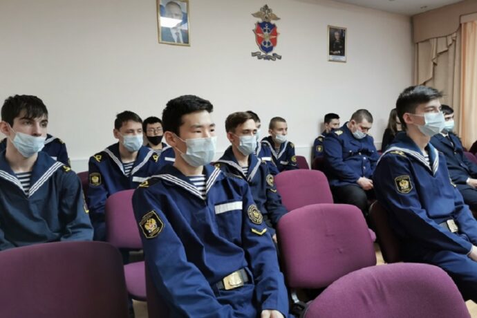 Курсантам лётного и речного училищ Якутии рассказали о работе службы экономической безопасности