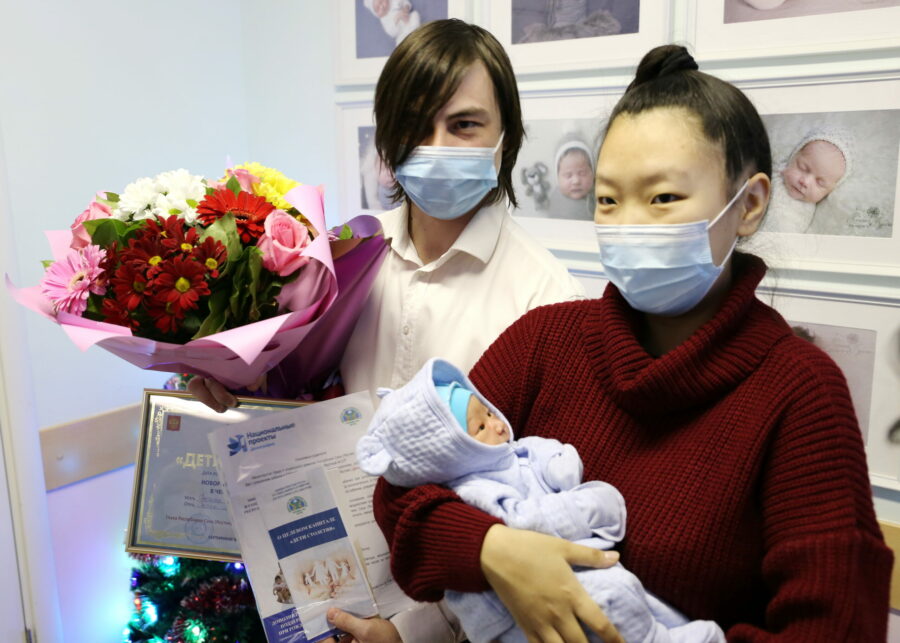 Семье новорожденного жителя алмазного края Якутии вручили сертификат на целевой капитал "Дети столетия"