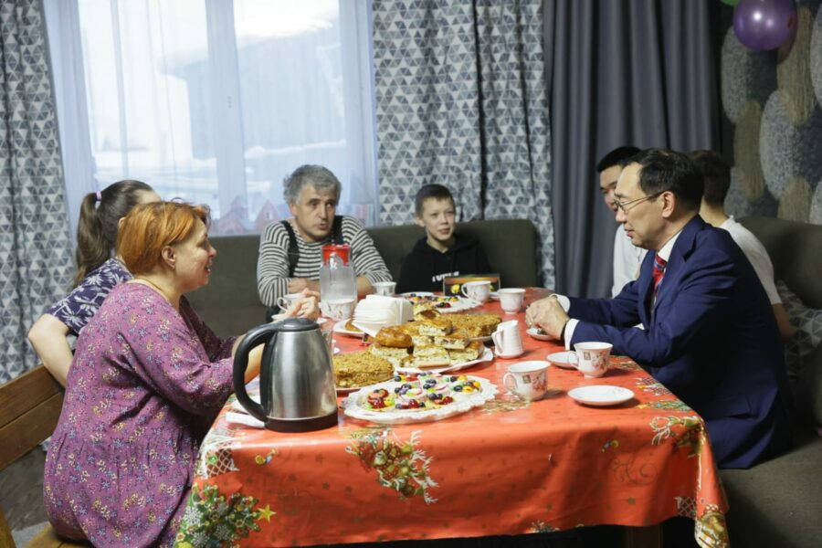 Глава Якутии встретился с многодетной семьей Котогоровых-Фурсо
