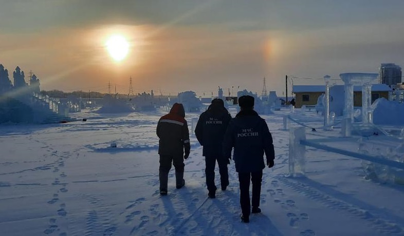 Инспекторы ГИМС проверили безопасность строящегося ледового городка в Якутске