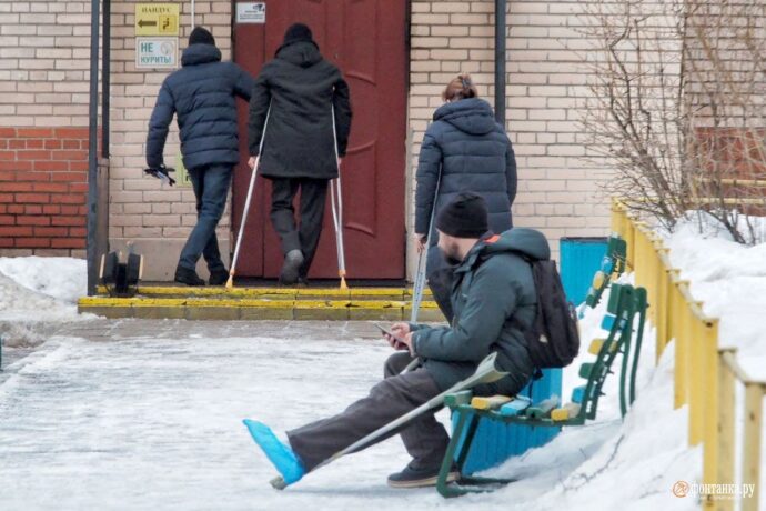 Коллапс с уборкой улиц в Петербурге объяснили пандемией и плохой погодой