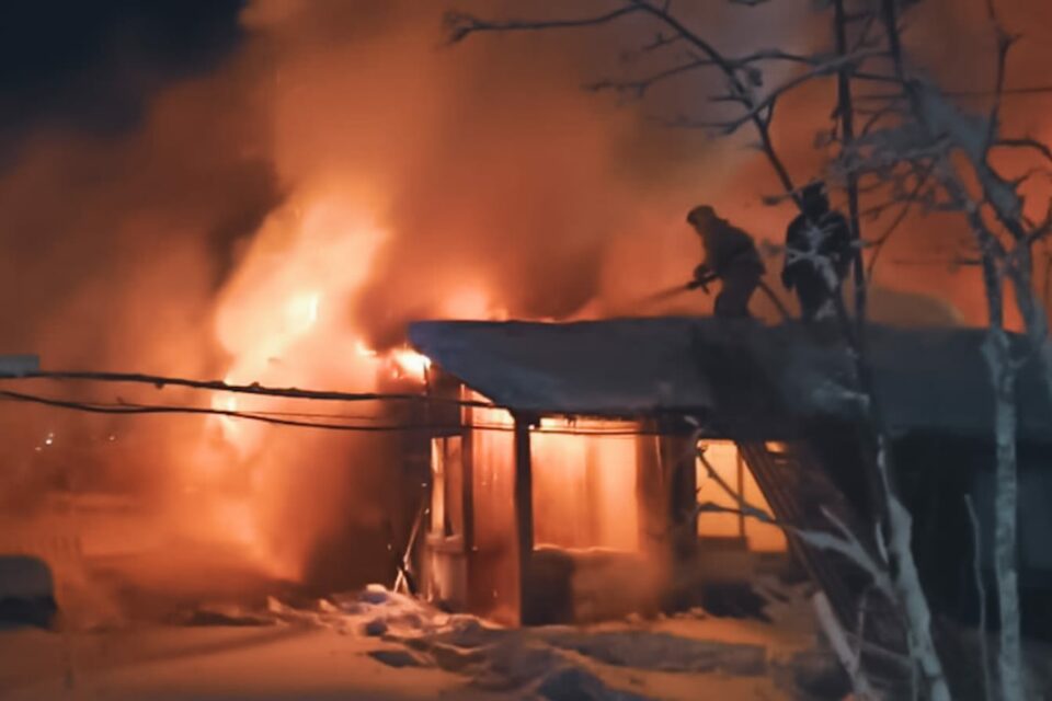 В Алдане пожарные эвакуировали из огня 8 человек — ЯСИА