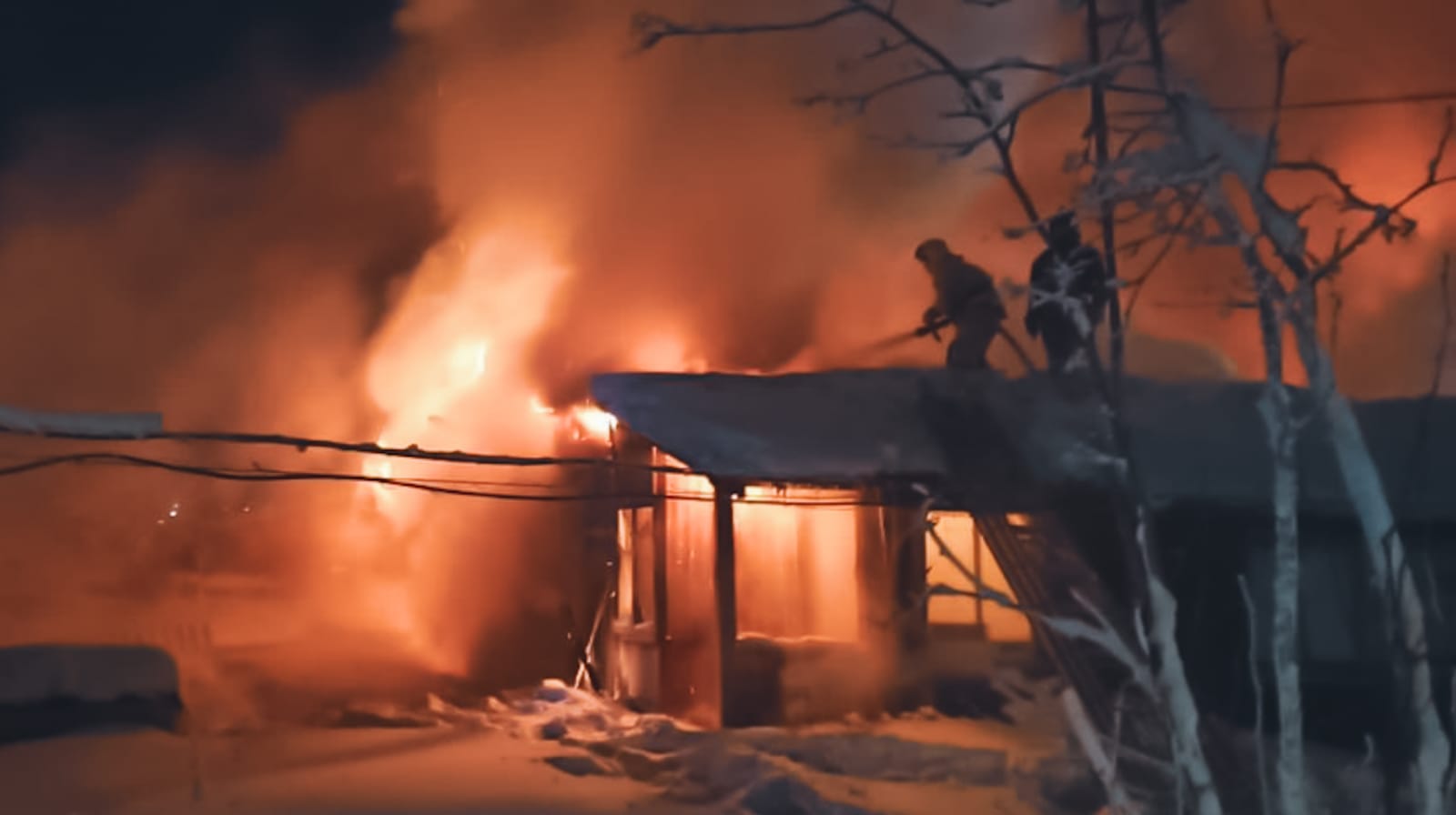 В Алдане пожарные эвакуировали из огня 8 человек