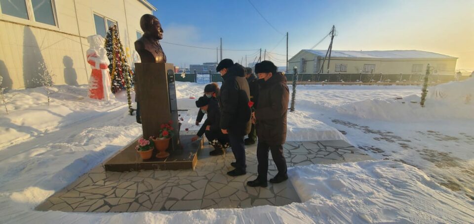 В Чурапчинском районе Якутии возложили цветы к памятнику участника ВОВ Ивана Павлова
