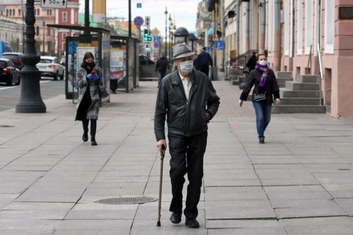 В Госдуме посоветовали пожилым людям надевать две маски из-за омикрона