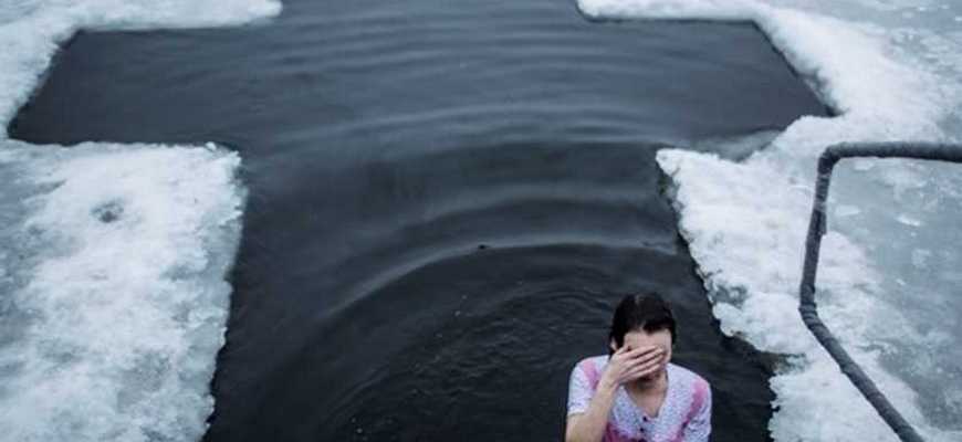 В Ленобласти шестые сутки ищут тело женщины, которую унесло под лёд на Крещение