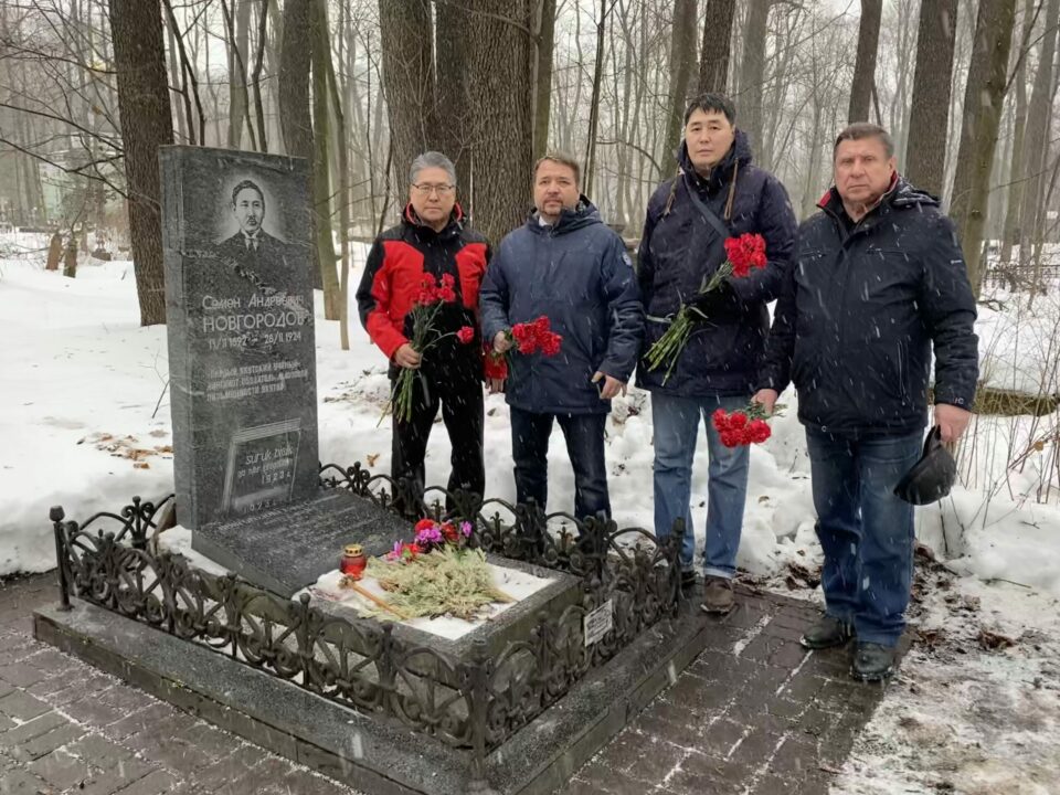 Где могила кости могилы. Могила Савичевых на Смоленском. Костя могила.