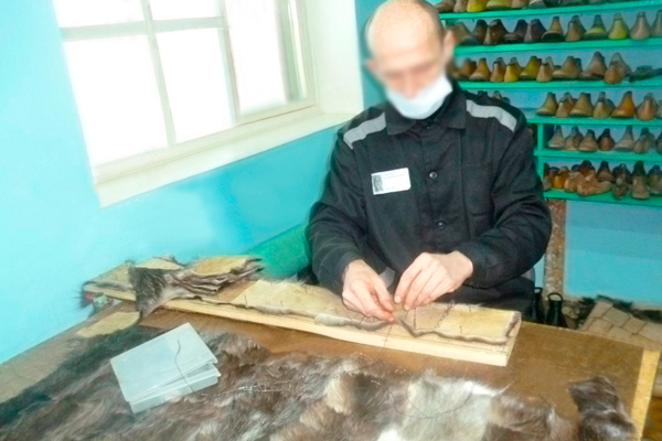В Якутии осужденные шьют изделия из меха