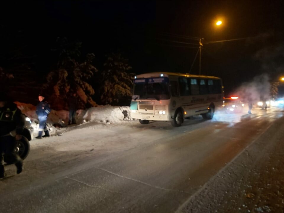 В якутском городе Алдане маршрутный автобус наехал на лежащего пешехода