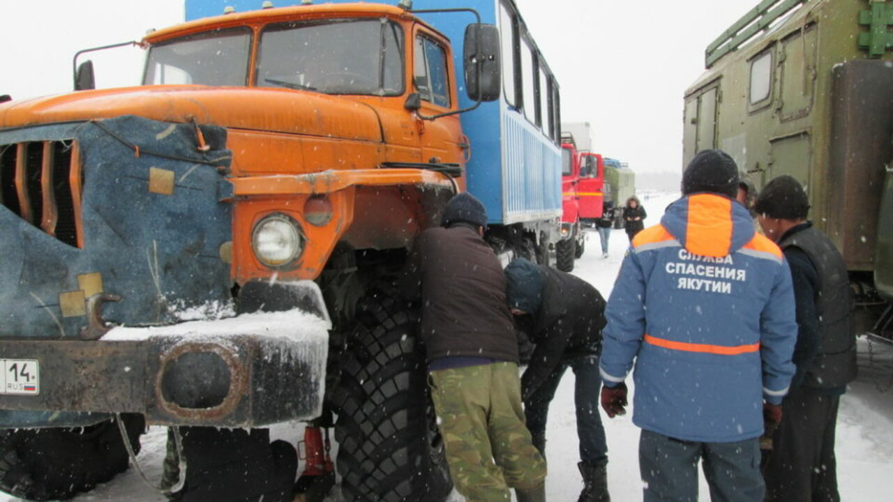 Якутянам напоминают, куда звонить в случае происшествий на автозимниках —  ЯСИА