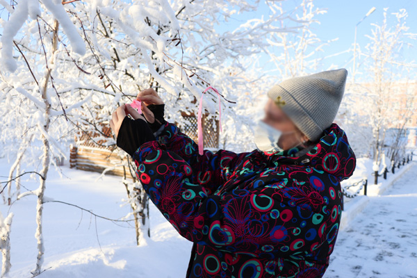 В Якутии осужденные женщины повязали розовые ленточки-символ борьбы против рака