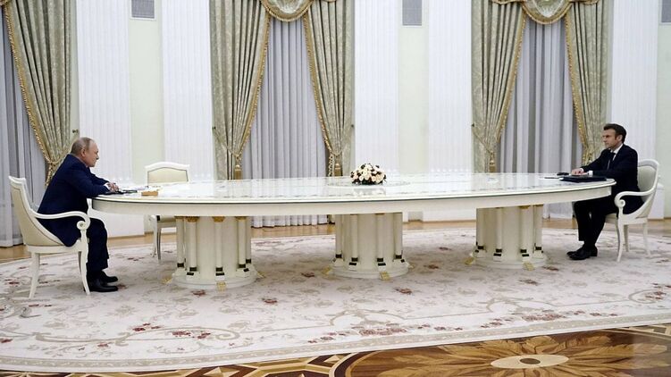 Создатель стола, за которым шли переговоры Путина и Макрона, рассказал его историю