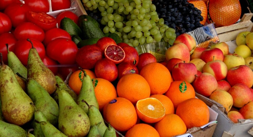 Сотрудники Россельхознадзора проверили 560 тонн овощей и фруктов для реализации в Мирнинском районе