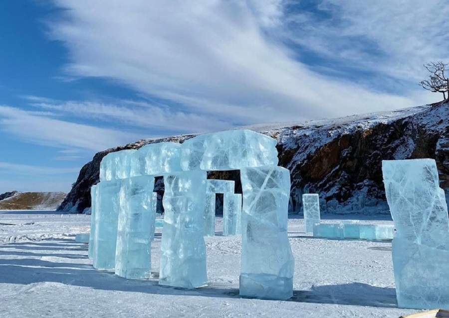 Команда из Якутии участвует в международном конкурсе ледовой скульптуры на льду озера Байкал
