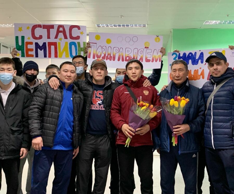 Победителя первенства России Станислава Свинобоева встретили в аэропорту Якутска