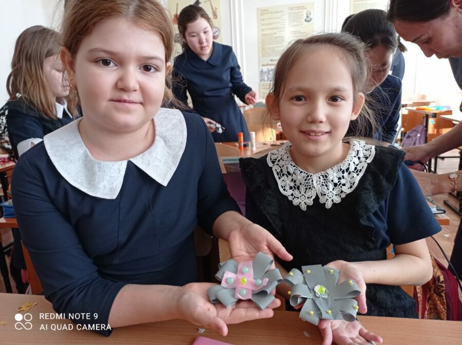 Ученики школы №3 Якутска изготовили для мам и бабушек световозвращающие броши и брелоки
