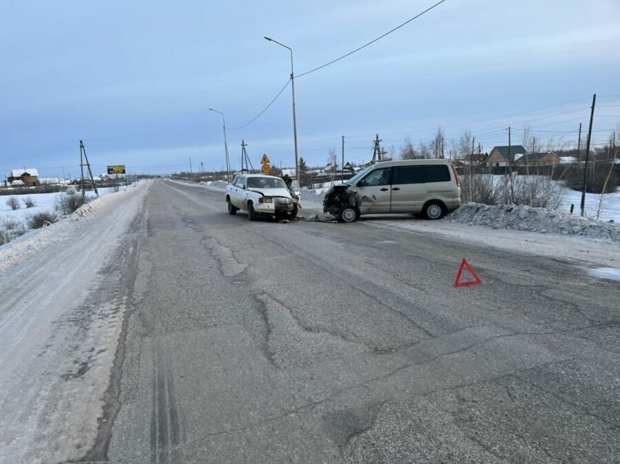 В Якутске при столкновении двух автомашин пострадали три человека