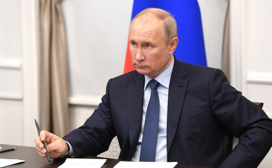 Путин потребовал снизить риски использования иностранных программ в экономике РФ