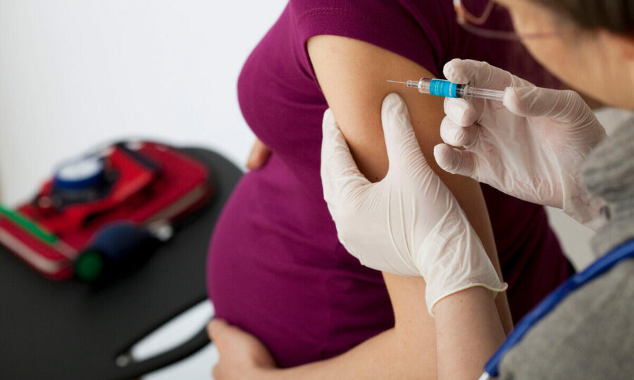 Минздрав разрешил вакцинировать беременных и кормящих женщин 