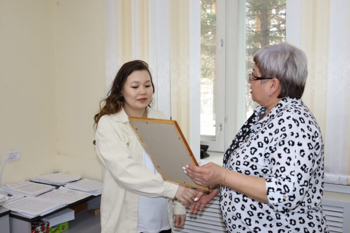 В Ленском районе вручили первый жилищный сертификат ребенку-сироте