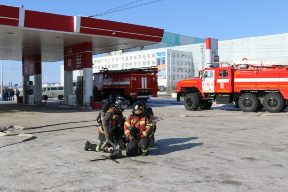 В Якутске прошли пожарно-тактические учения на автозаправочной станции