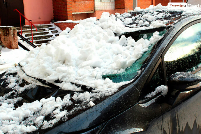 Что делать, если снег или лед с крыши повредил автомобиль?