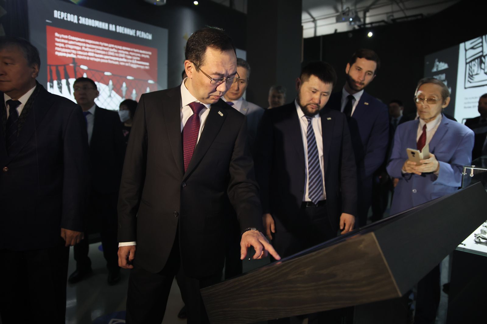 Айсен Николаев посетил уникальные экспозиции к 100-летию основания Якутской АССР