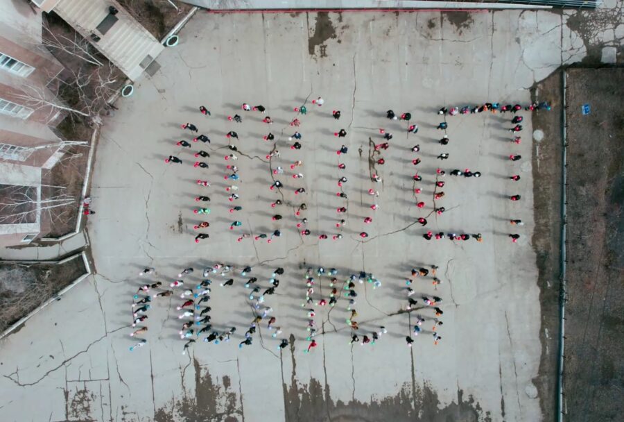 Коллектив Минсельхоза Якутии организовал флешмоб в честь 100-летия образования государственности