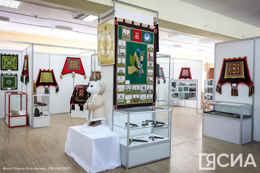 В Якутске открылась выставка мастеров Хатырыкского наслега