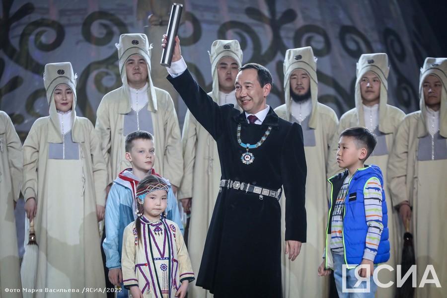 Глава Якутии передал капсулу времени с посланием будущим поколениям