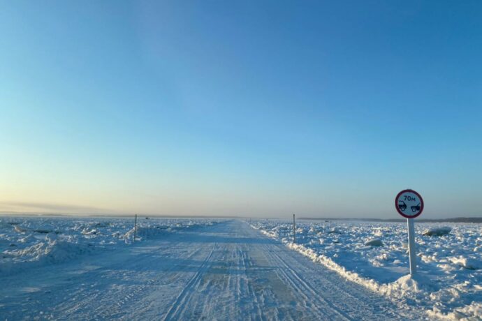 Грузоподъемность на ледовых переправах через реку Лену в Якутии снизят до 30 тонн