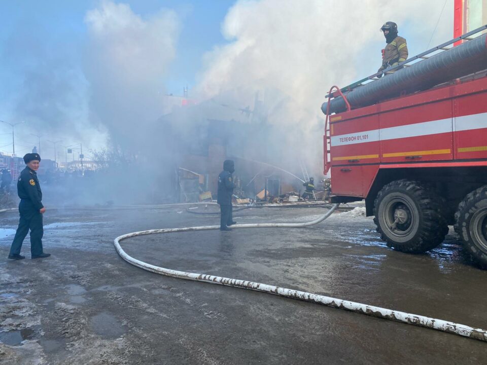 В Якутске огнеборцы успешно ликвидировали пожар в расселенном доме