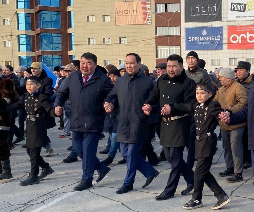 Якутские мужчины вышли на осуохай в поддержку решений президента России