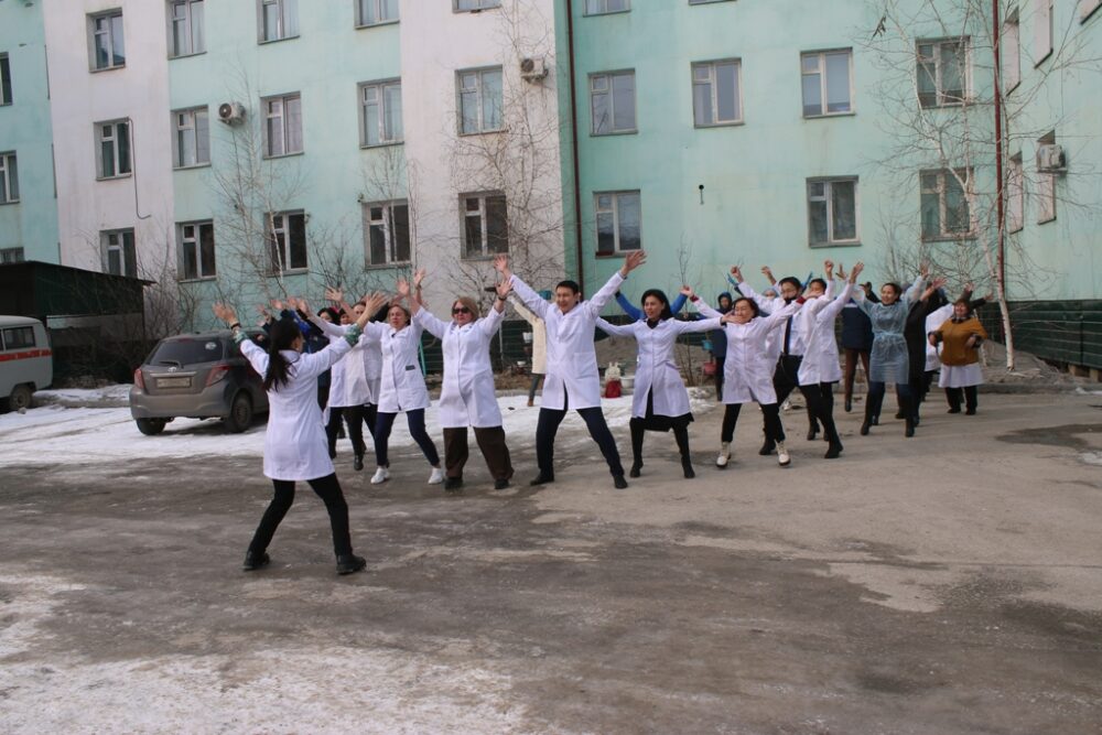 Коллектив Медцентра Якутска отметил Всемирный день здоровья зарядкой