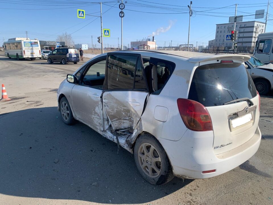 В Якутске водитель иномарки врезался в опору уличного освещения
