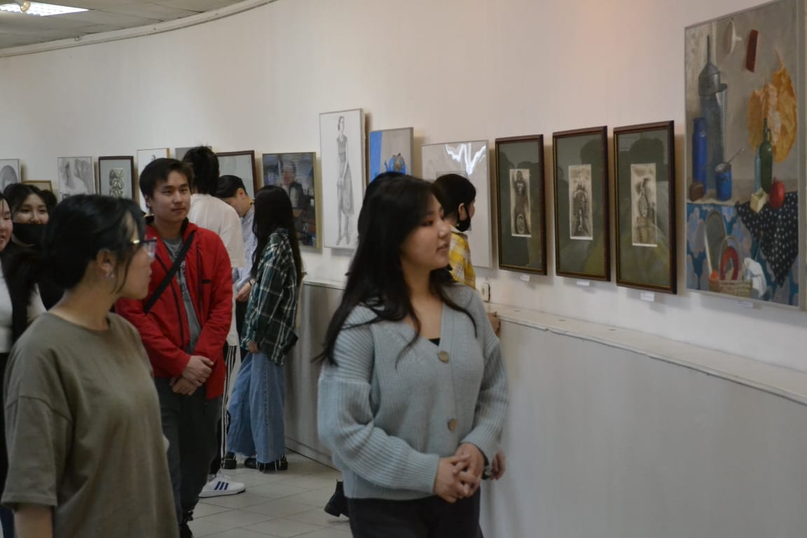 Выставка студентов и преподавателей АГИКИ открылась в Намском педколледже