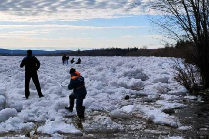 Спасатели сняли со льдины четверых детей на реке Алдан