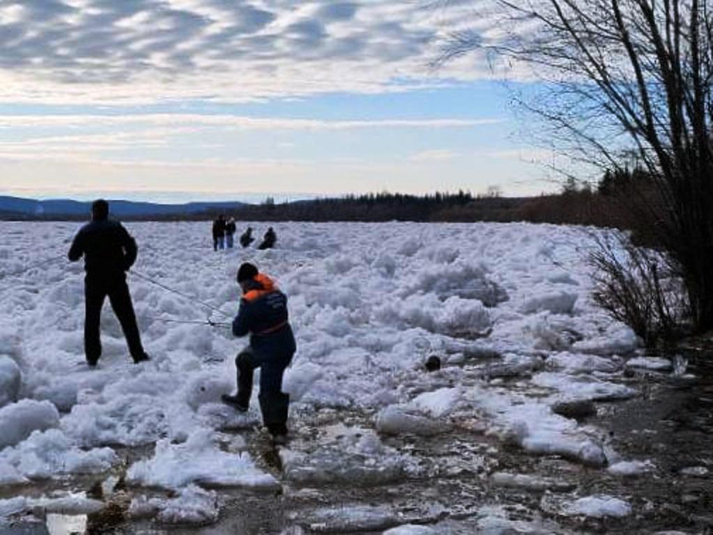 Спасатели сняли со льдины четверых детей на реке Алдан