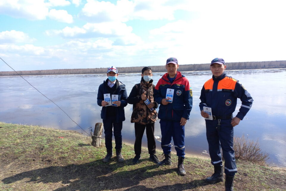 Безопасность якутск. Учебный центр спасатель Якутск ЯСИА. Служба спасения Якутии. Службы спасения. Спасатели на реке фото.