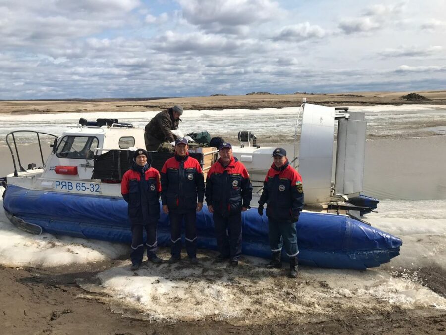 Спасатели Службы спасения Якутии убыли в Чурапчинский район для сопровождения паводка