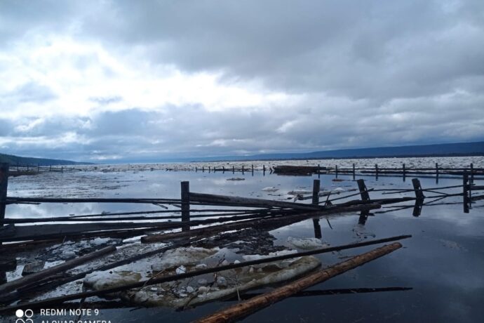 В результате ледохода на реке Лене наблюдается повышение уровней воды у села Троицкое